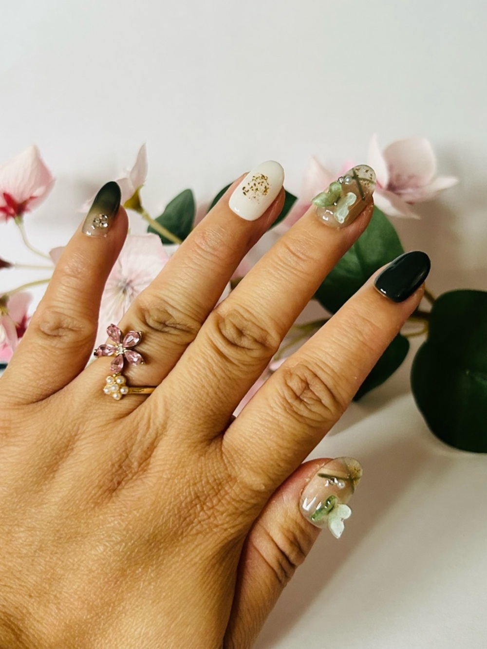 Green and Ivory Press-On Nail Set with Gold Flakes - Picture 2 of 2